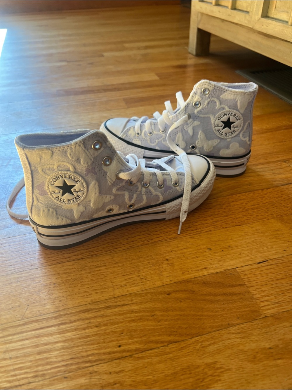 Converse High Top Sneakers in White and Light purple Cloud Print